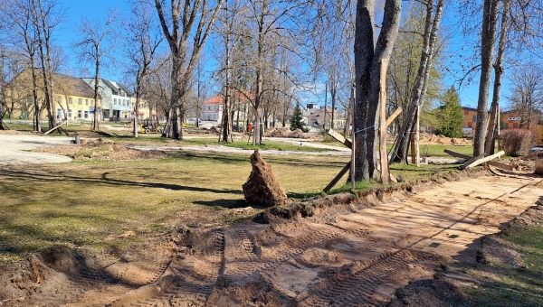 Peatöövõtja on OÜ Lars Laj Eesti, projekteerija OÜ Loovmaastik, omanikujärelevalvet teeb OÜ Tarindiprof. Projekti kogumaksumus on 948 580 eurot, toetuse määr on 70 protsenti ehk 611 898 eurot, see tuleb Euroopa Regionaalarengufondist (ERDF). Omafinantseering on 336 682 eurot. FOTOD: Liana Allas